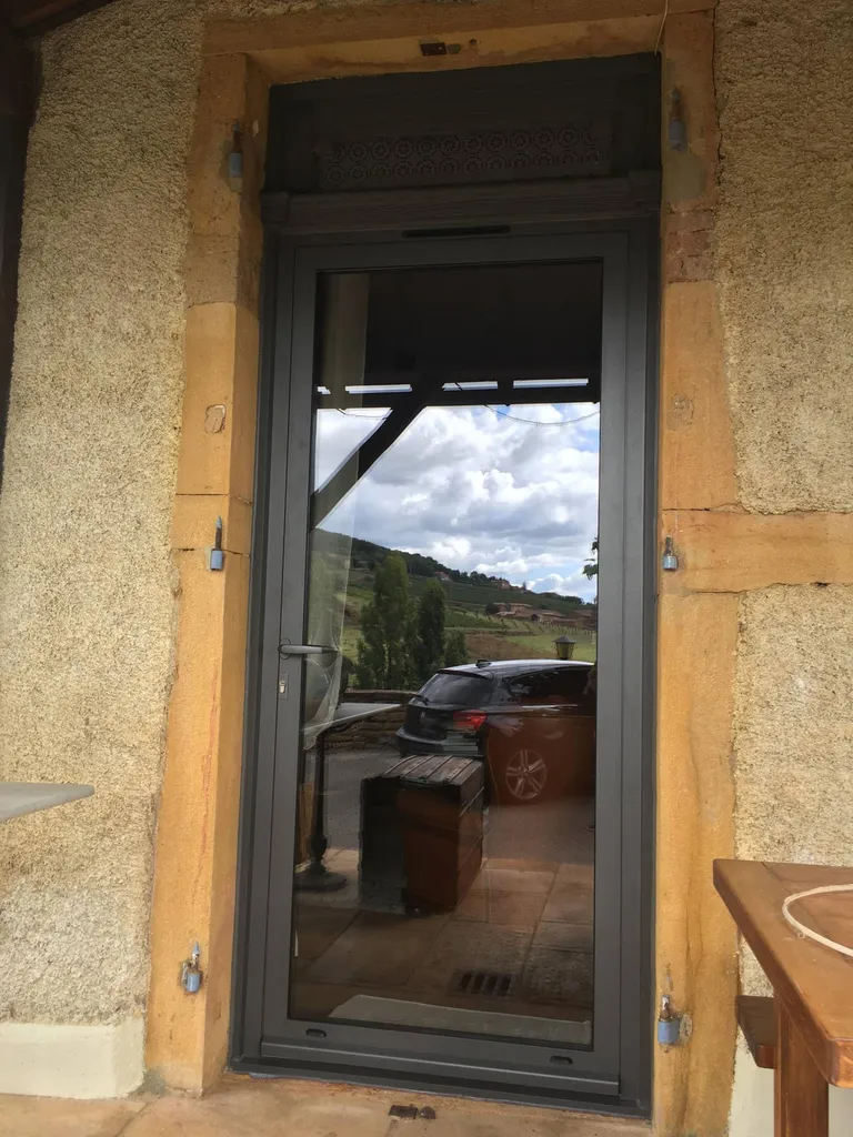 porte vitrée en aluminium installé à VILLE SUR JARNIOUX