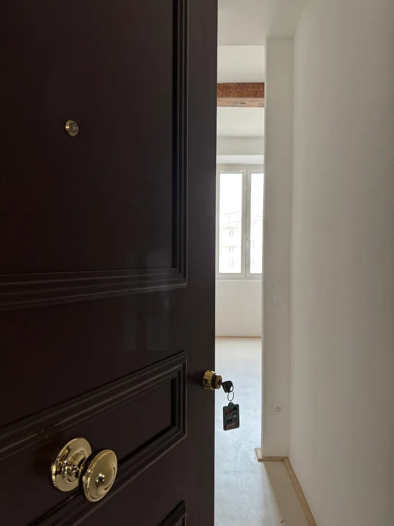 Rénovation complète d'un appartement à Ajaccio : installation d'une Fichet Foxeo S certifiée A2P BP1 avec moulures en applique pour respecter l'esprit de la copropriété