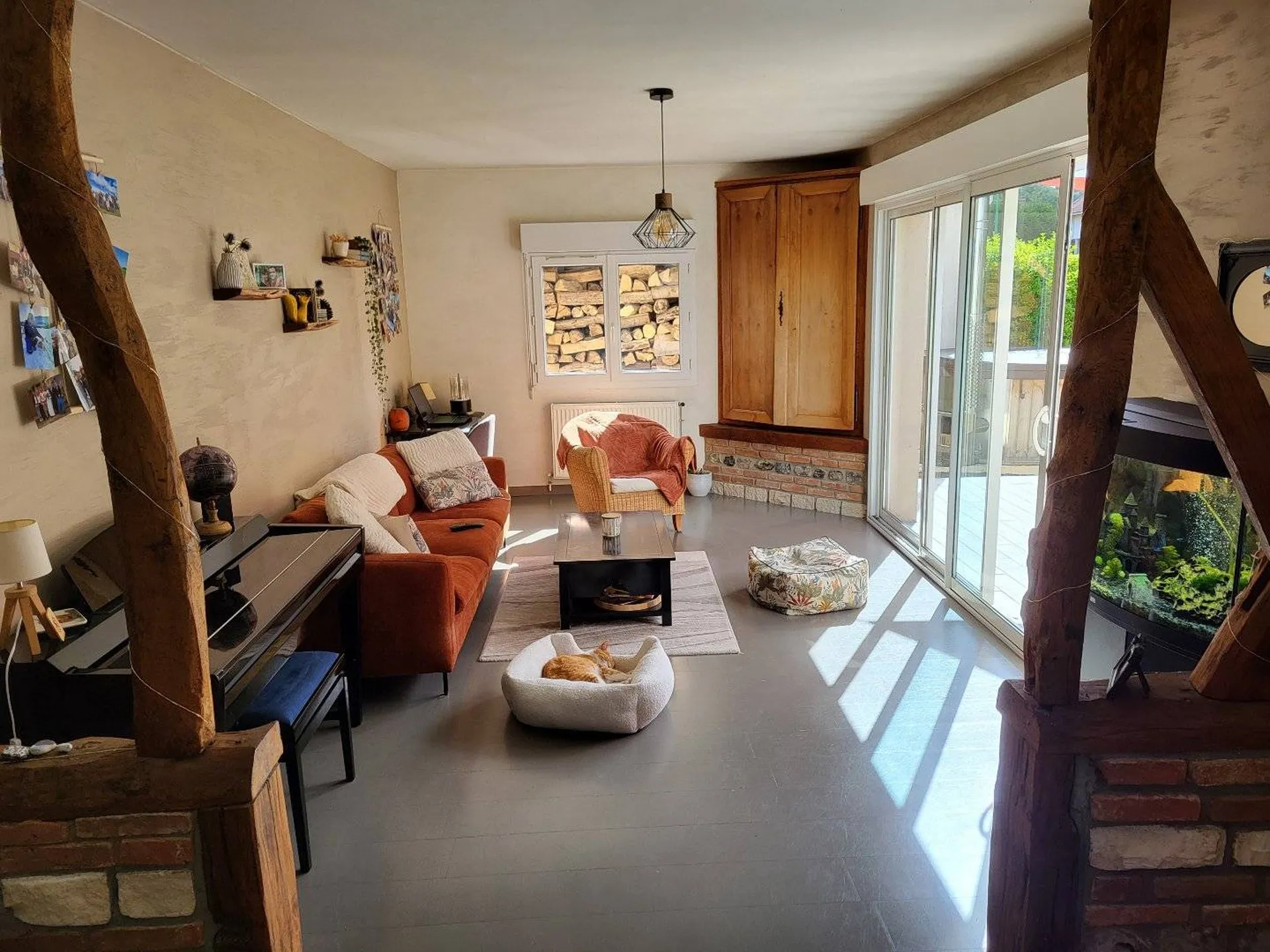 Dans un village côtier entre Dieppe et Le Tréport, à proximité immédiate de la plage.