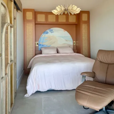 Chambre parentale avec dressing intégré et tête de lit assortie, par l’Atelier D. architecte d’intérieur à Bordeaux