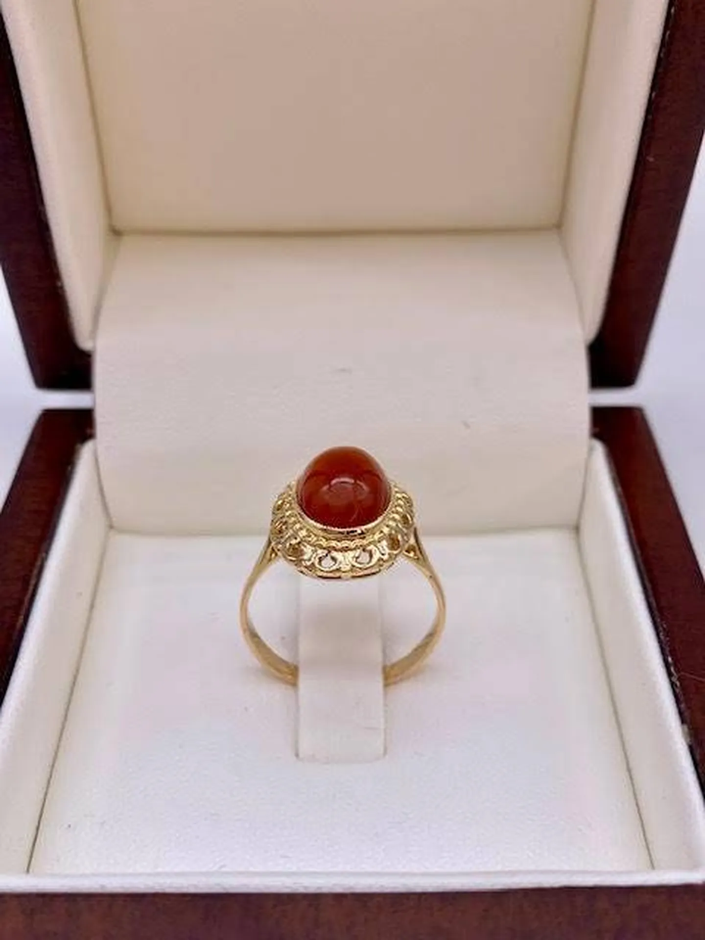 Raffinement et Harmonie : La Bague en Or et Cornaline de Or Ligne près de Biganos