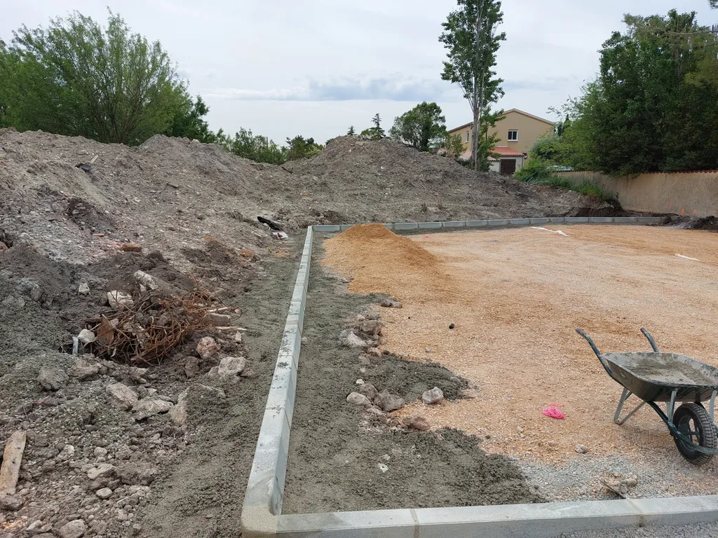 création d'un parking en enrobé de bitume noir sur Marignane dans les Bouches-du-Rhône 