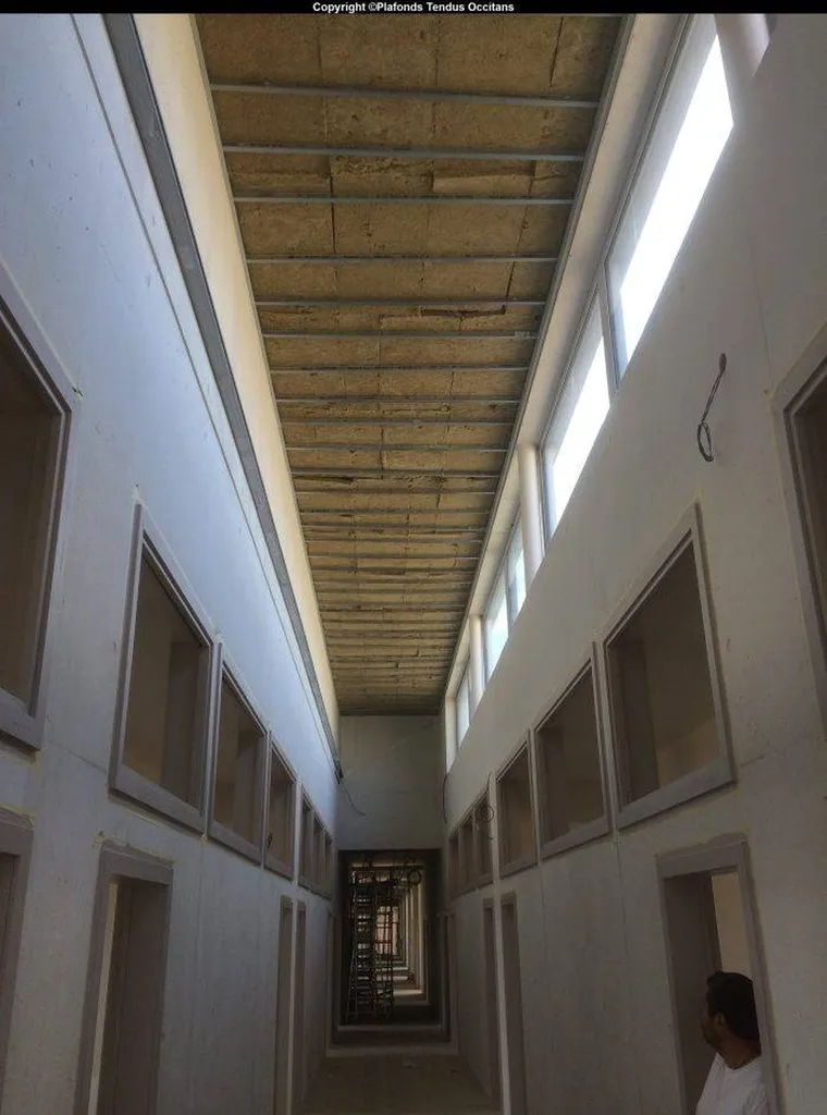plafonds tendus collège de Lézignan - SNP - Plafonds Tendus Occitans