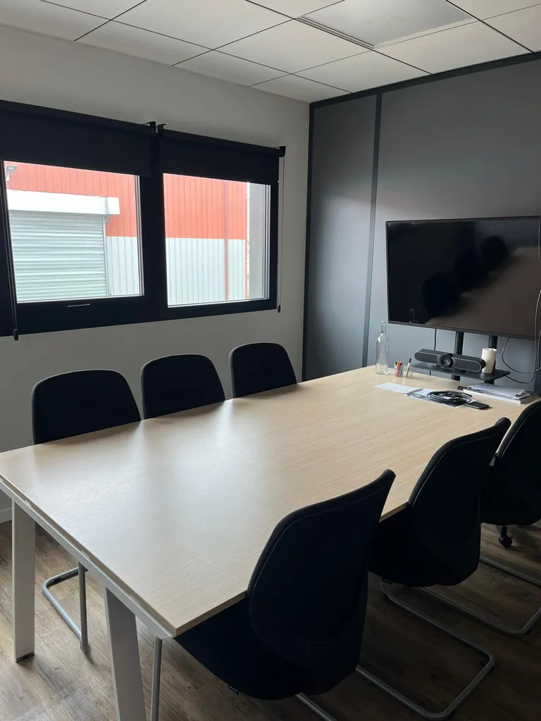 salle de réunion préparée après nettoyage dans une entreprise à Bordeaux
