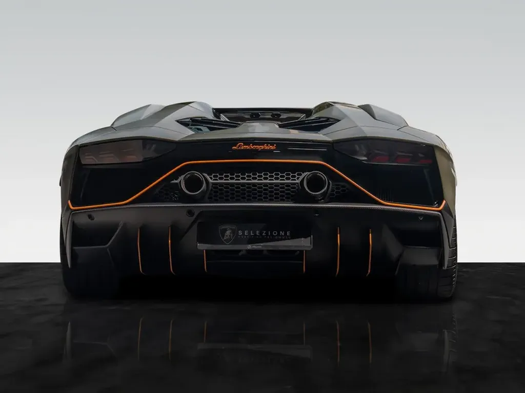 Vue arrière de la Lamborghini Aventador Ultimae Roadster montrant la signature lumineuse, le diffuseur carbone et les sorties d’échappement noires.