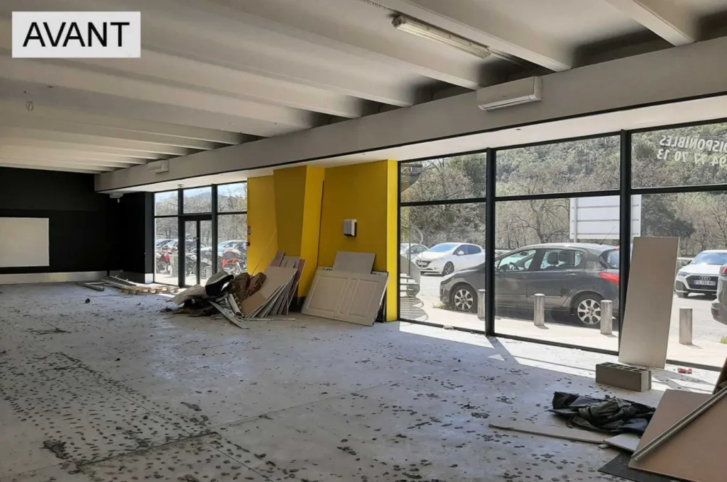 Aménagement de 270 m² de bureaux pour 32 postes à Brignoles avec mobilier ergonomique Made in France, gestion des câbles, acoustique optimisée et identité rouge-noir-bois