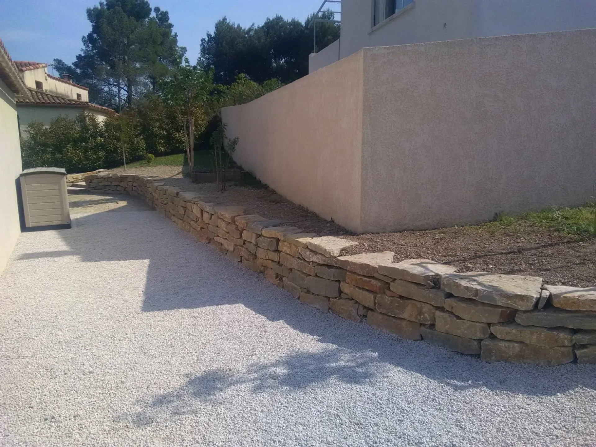 réalisation d'un muret en pierres sèches plates proche d'entrée de villa à proximités d'Eguilles 13510