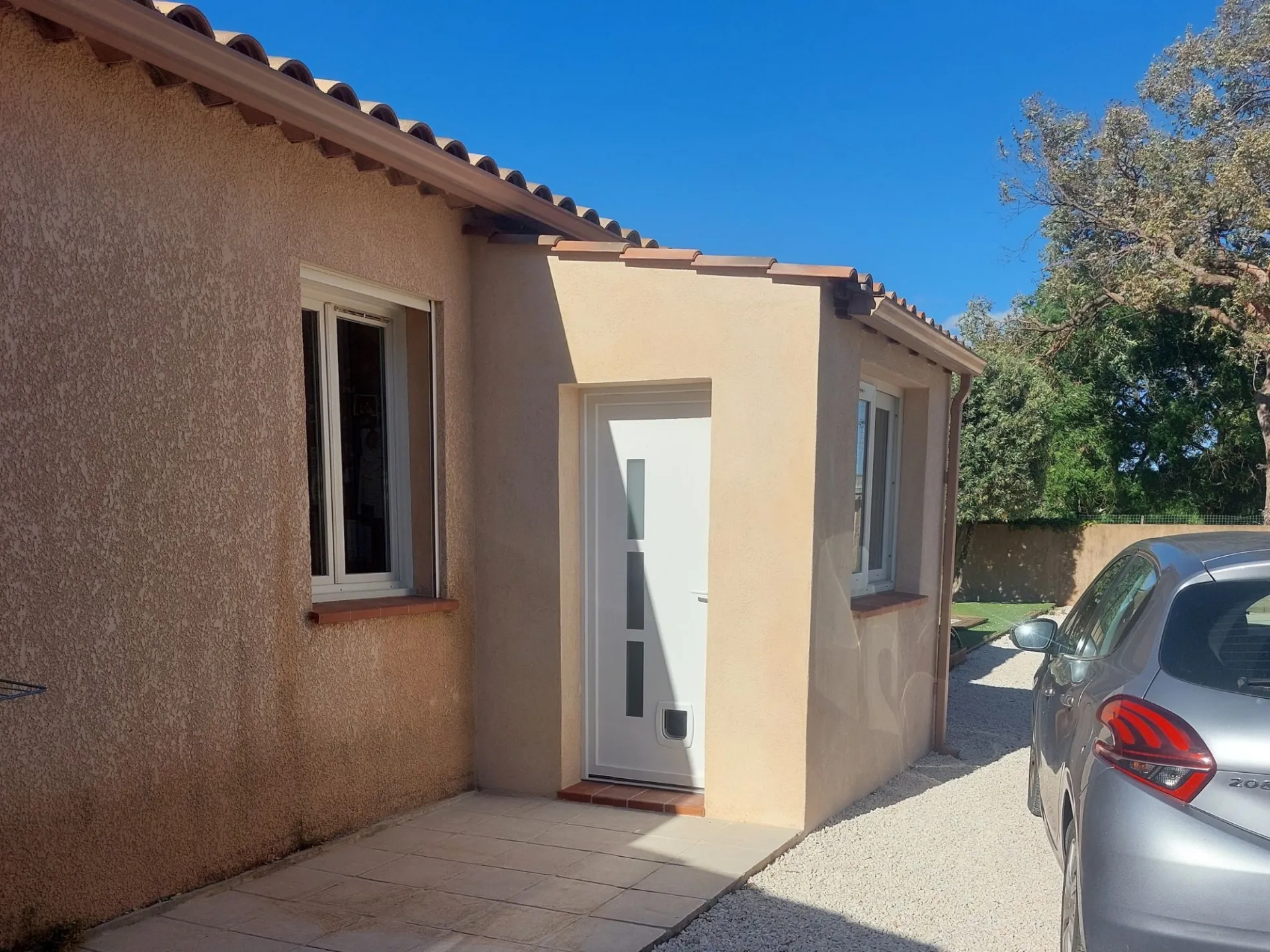 Finition d'une extension d'entrée de maison à La Crau dans le Var