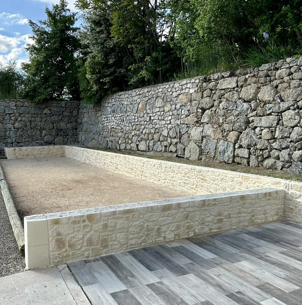 Aménagements extérieurs, murette terrain de boules dans les départements 13, 04 et 83 enduit imitation pierre et façades avec STONEO