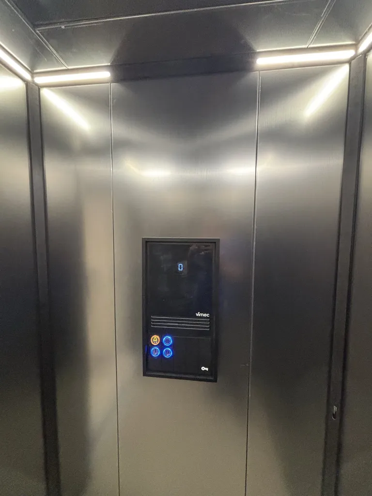 Ecran TFT, éclairage LED indirect pour cet élévateur VIMEC ARIA à st Maximin la Sainte Baume