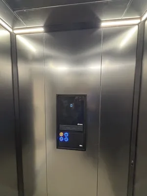 Ecran TFT, éclairage LED indirect pour cet élévateur VIMEC ARIA à st Maximin la Sainte Baume