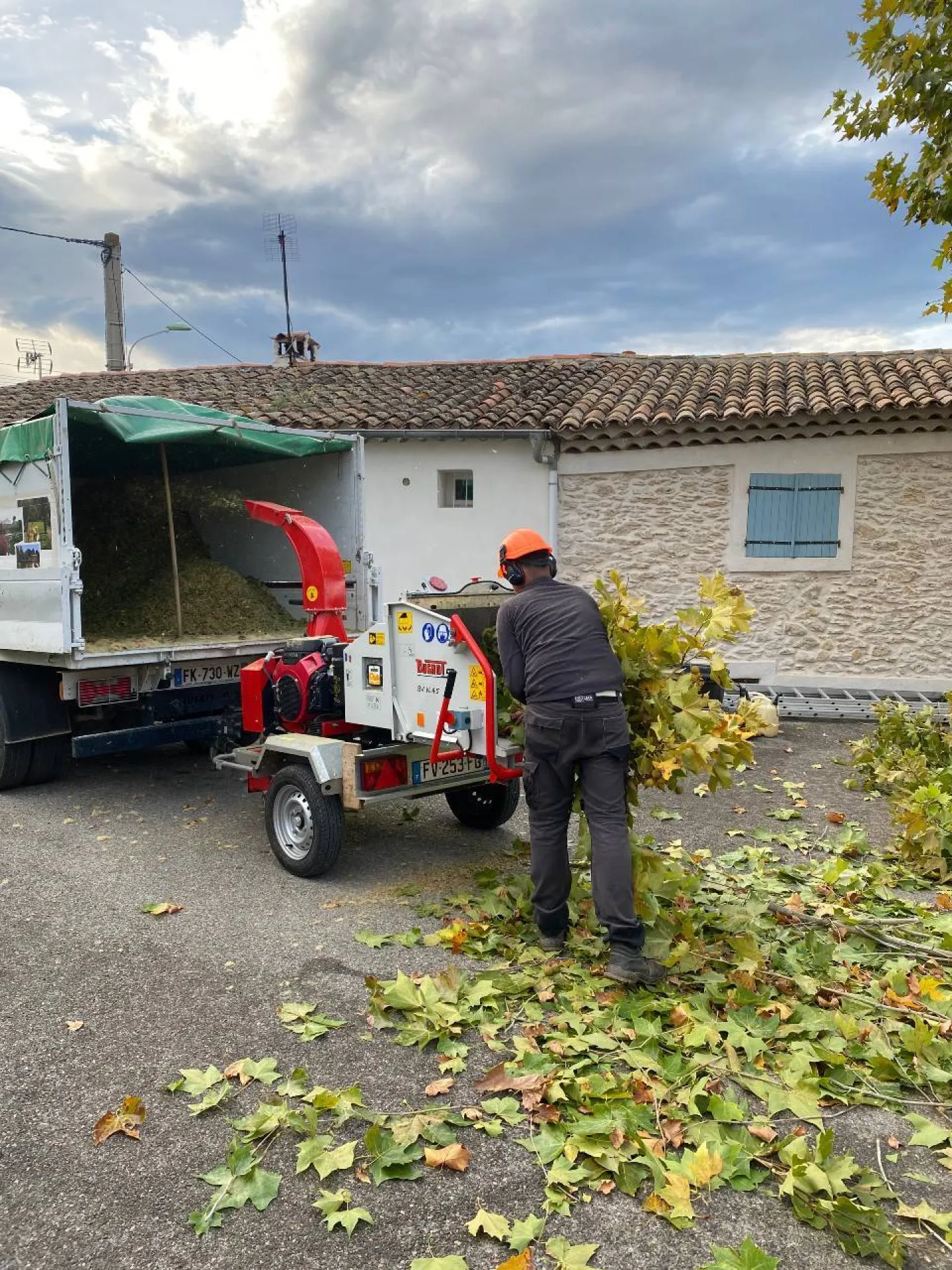 Differentes techniques de debroussaillement par un paysagsite a Bouc Bel Air