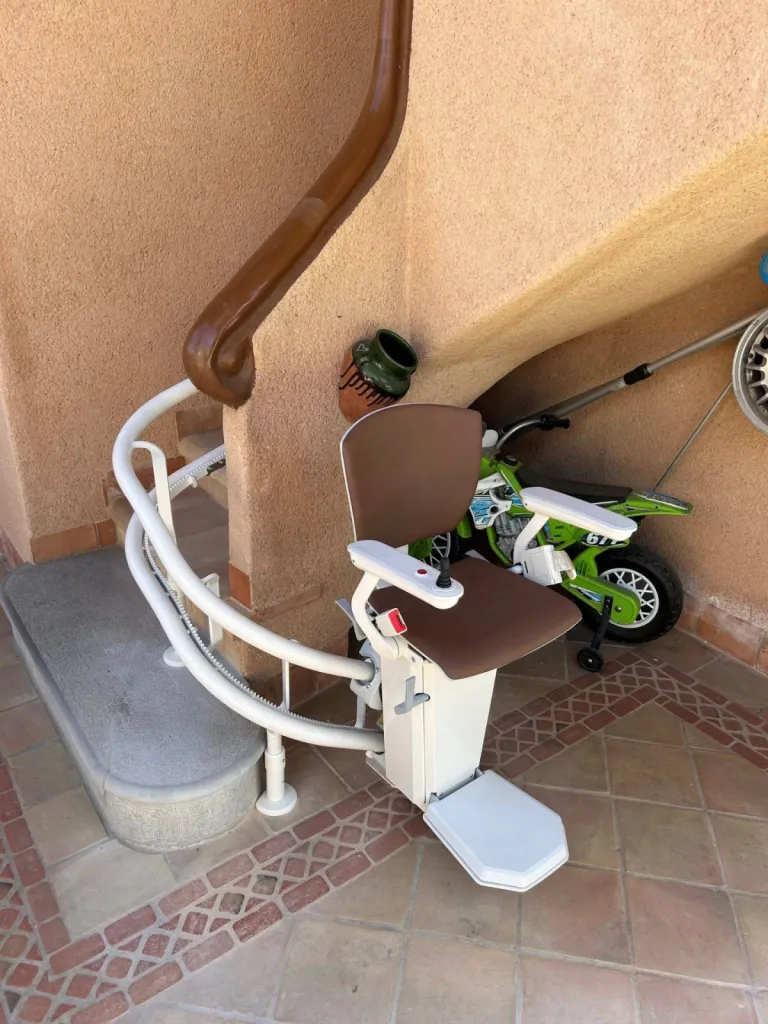 L'un embellit l'autre avec ce fauteuil monte escalier OTOLIFT TWO et cette moto à St Cyr sur Mer près de Marseille