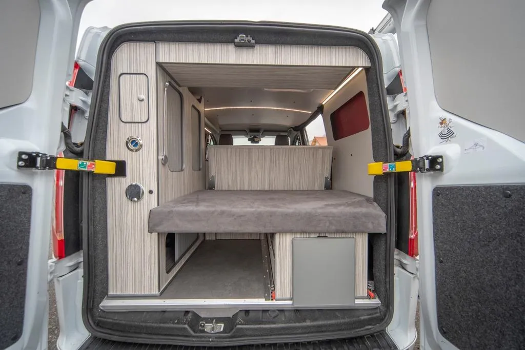 Aménagement sur-mesure d'un Ford Transit Custom à Marseille : van pensé pour l'apéro pieds dans le sable dans les Bouches-du-Rhône