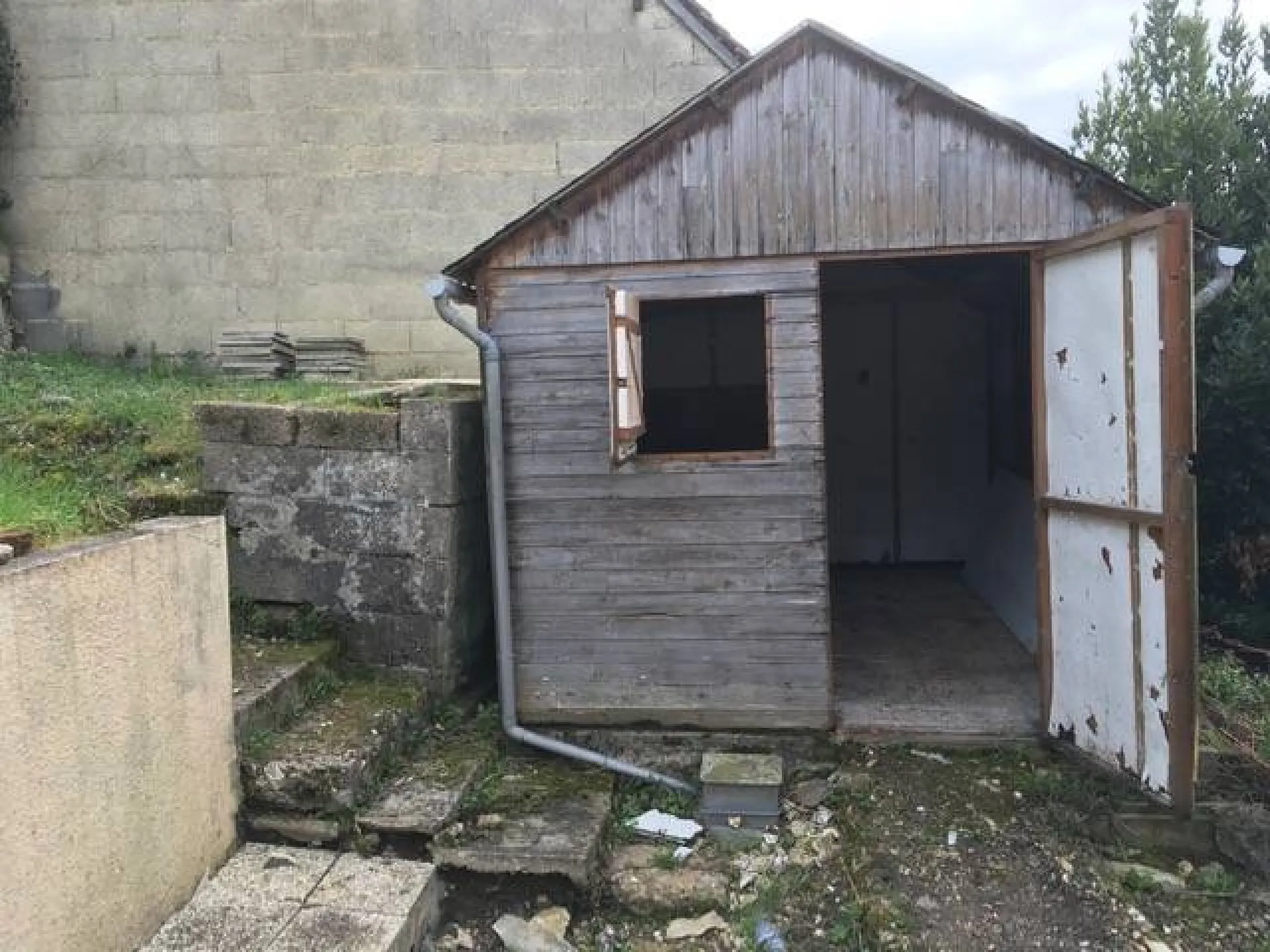UN CABANON UNE REMISE TAE BASSIN