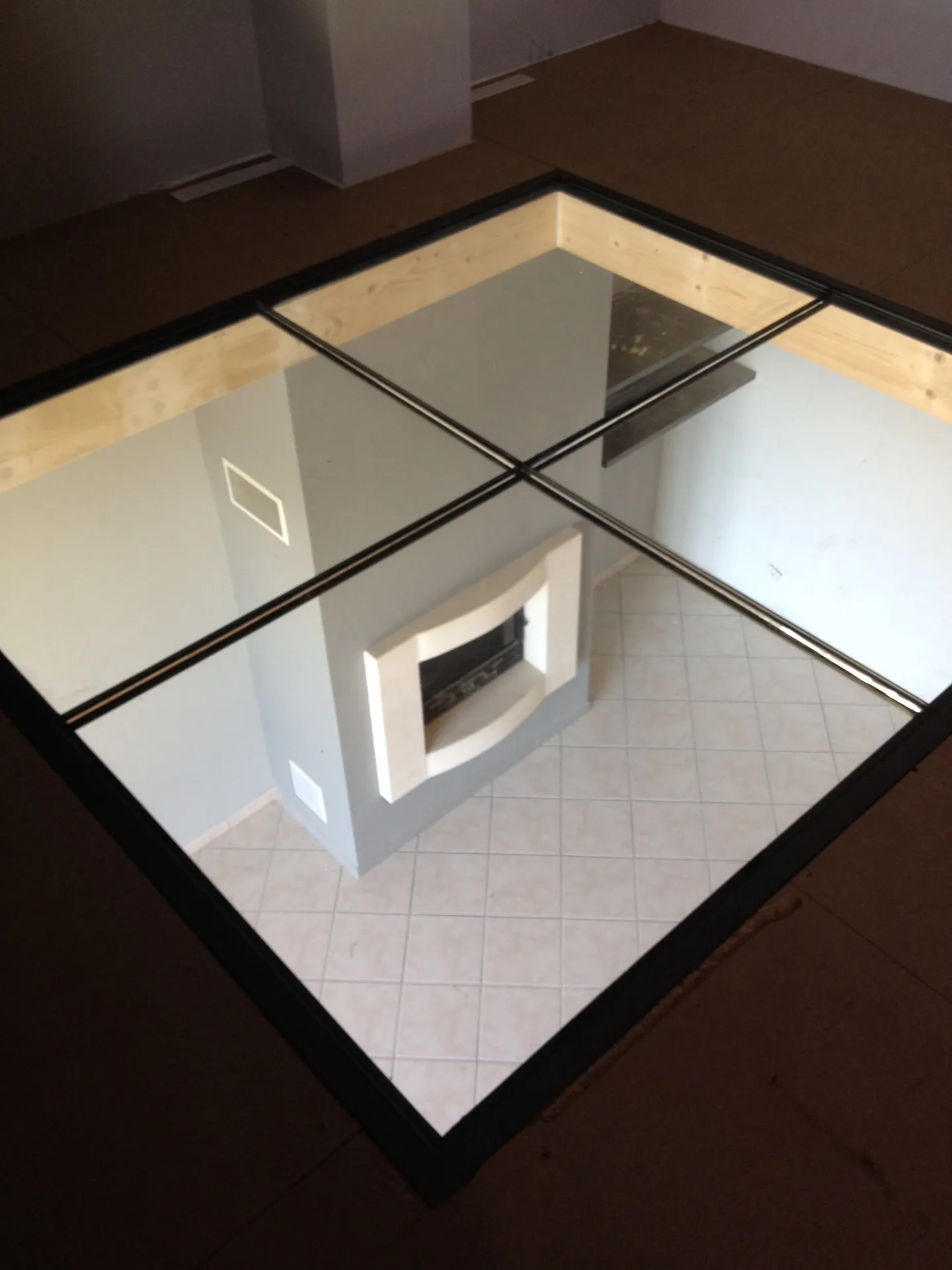 Plancher en verre sur mesure installé à l’étage d’une maison à Dardilly près de Lyon pour laisser passer la lumière et créer un effet architectural moderne