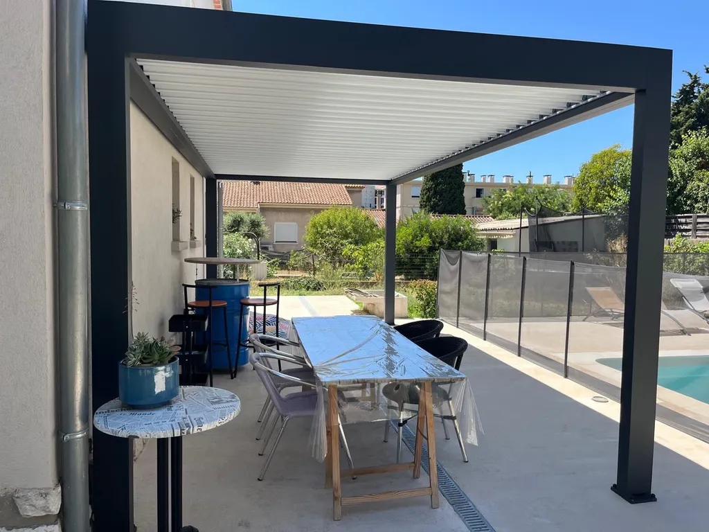 Mise en place d'une Pergola Bioclimatique Marquises modèle IZI sur Sausset les pins