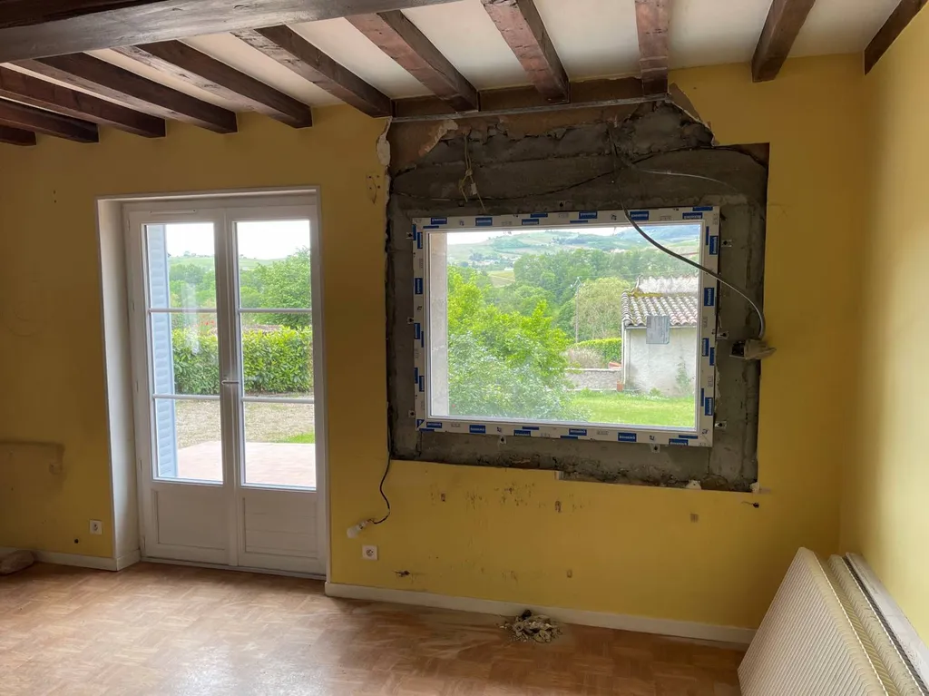 Pose d’une fenêtre en applique avant isolation thermique intérieure (ITI) permettant d’optimiser les performances énergétiques