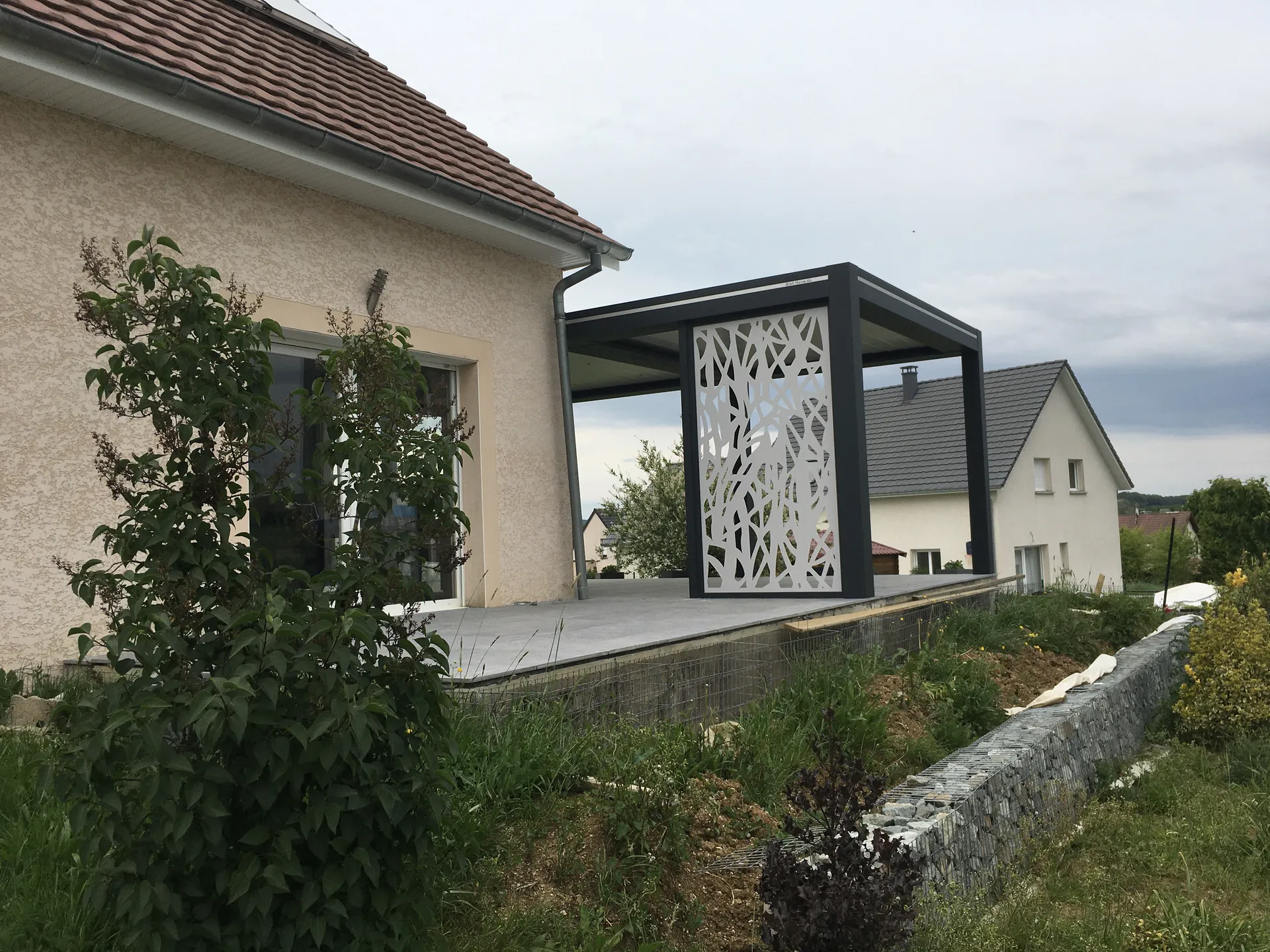 Expert en pergola bioclimatique lames orientable store électrique  leds dans les lames panneau décoratif en aluminium blanc