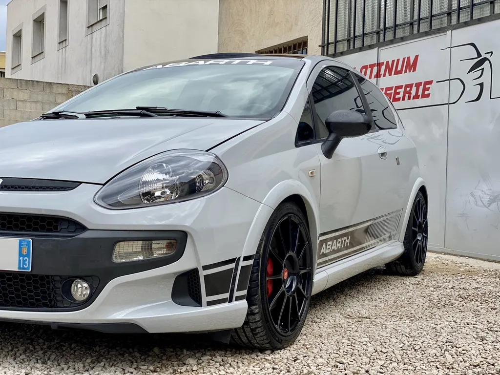 Réparation carrosserie FIAT Punto Abarth proche d’Aubagne et de Marseille 
