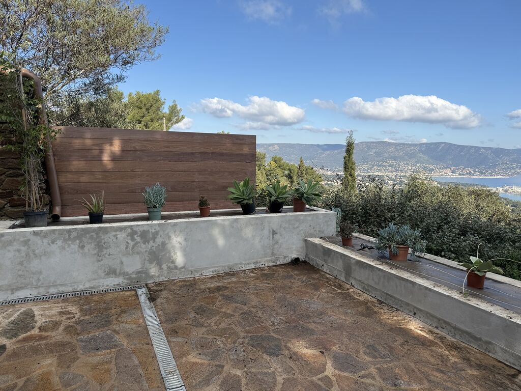 Création de massif exotique avec cactées, galets décoratifs et arrosage automatique pour villa à Bormes-les-Mimosas