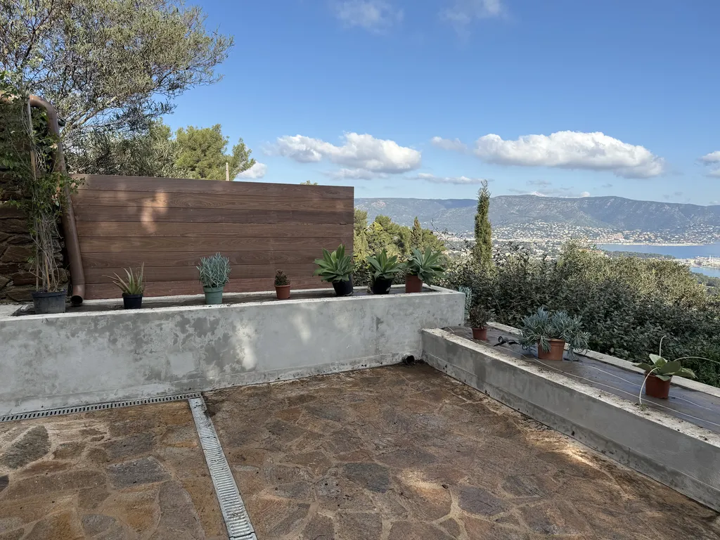Création de massif exotique avec cactées, galets décoratifs et arrosage automatique pour villa à Bormes-les-Mimosas