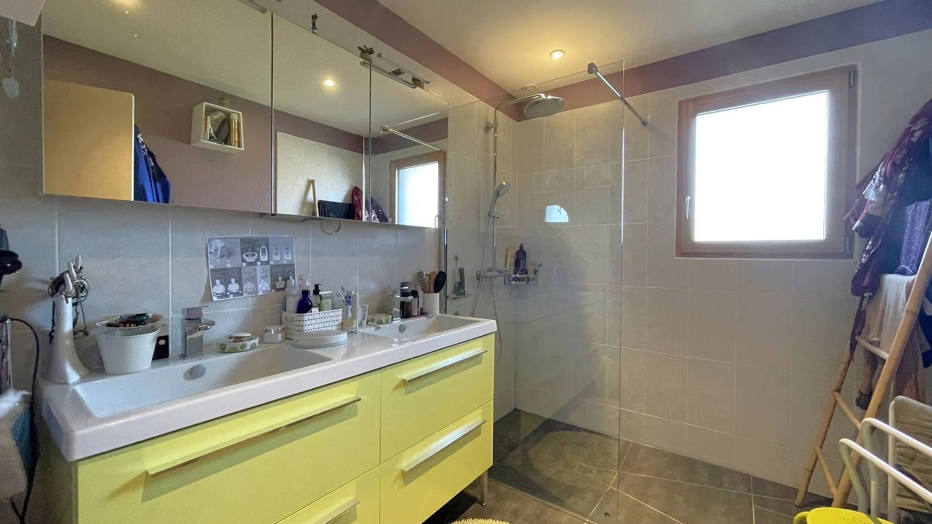 Propriété familiale en Seine-Maritime avec bâtiment isolé et espace extérieur : Cette maison de 192 m², située dans un environnement paisible à Bosc-le-Hard, dispose d’une dépendance idéale pour des projets personnels ou professionnels.