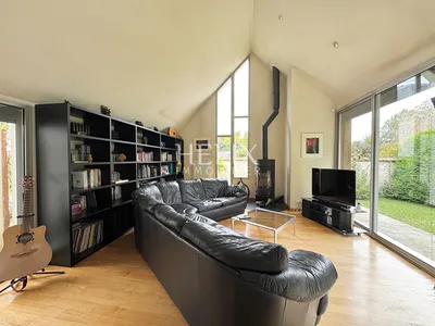 A vendre une jolie maison de 152,61 M², élégante et bien proportionnée, de 1985 édifiée sur un terrain de 1078 M² située dans un quartier calme à Villennes-sur-Seine.