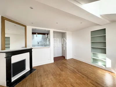 A louer un bel appartement situé au quatrième étage d'un immeuble ancien à Saint-Germain-en-Laye. 