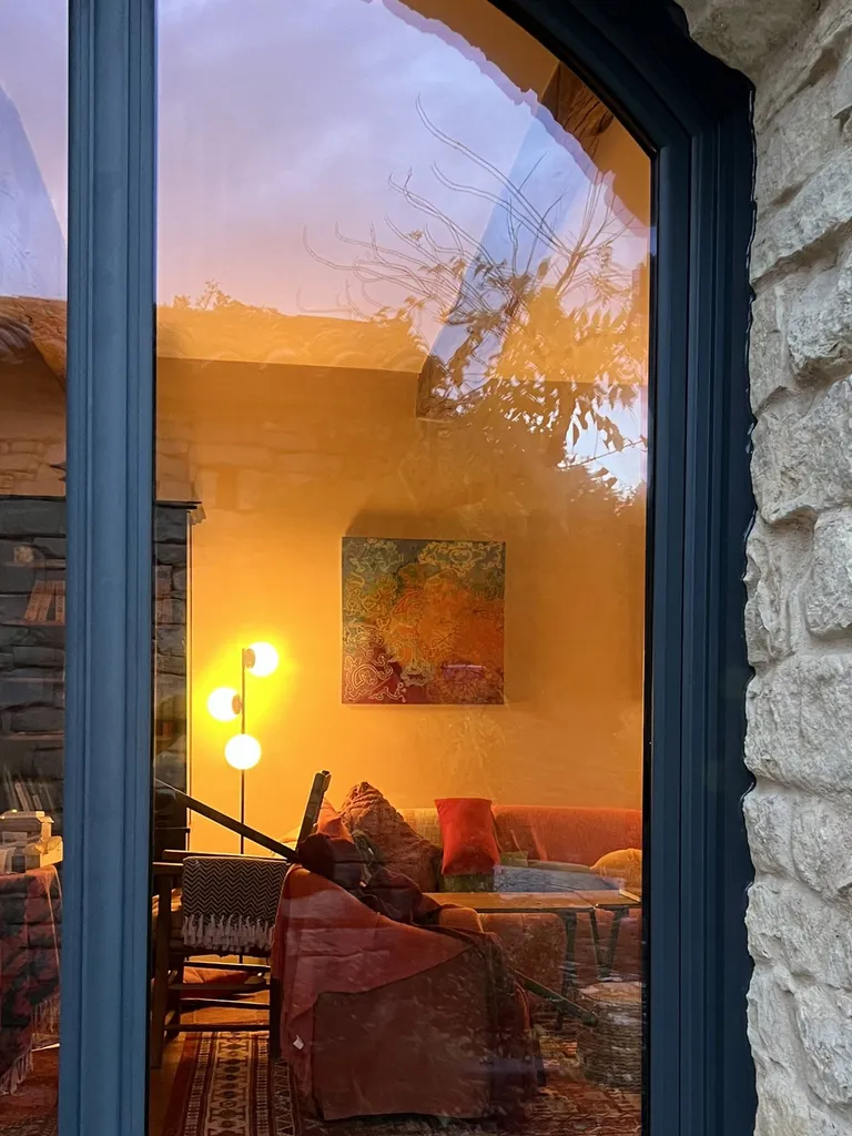 Réalisation d'une porte-fenêtre cintrée en aluminium de coloris Gris anthracite 7016