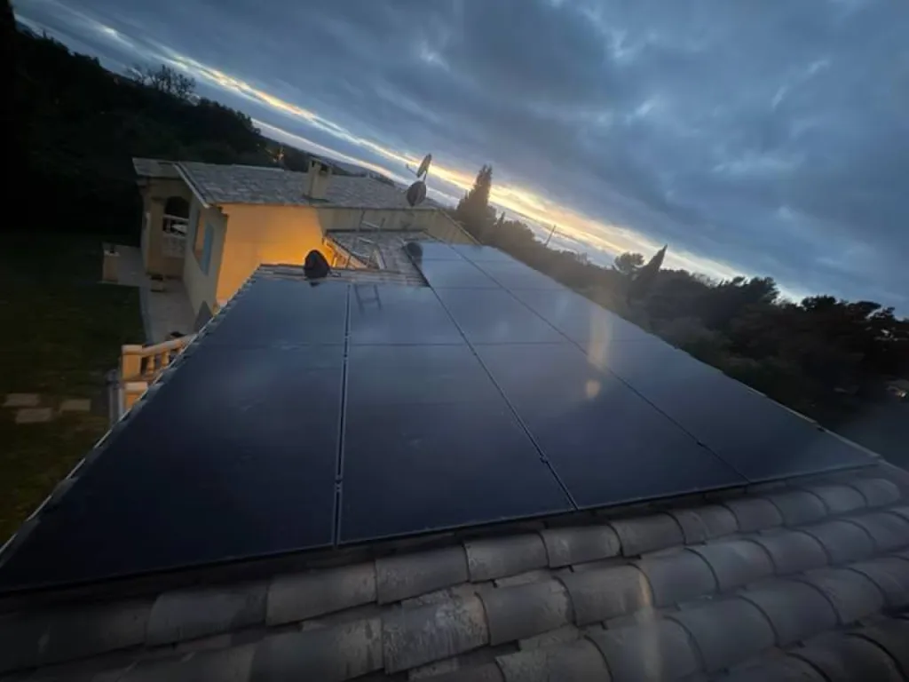 Installation de panneaux solaires photovoltaïques à Régusse dans le Var 