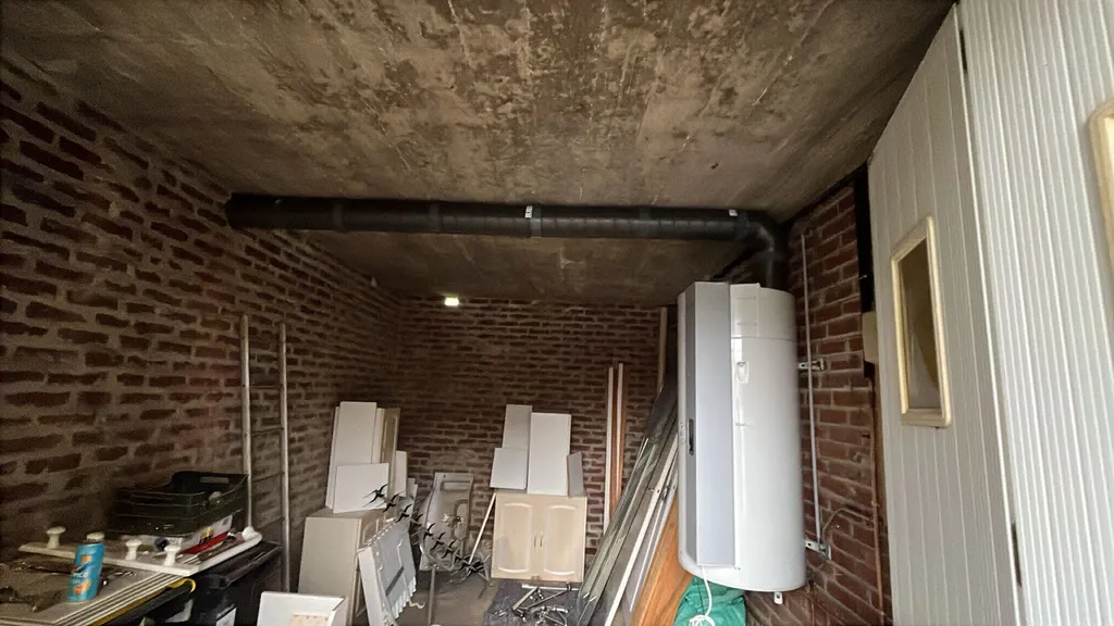 Vente et installation d'un chauffe eau thermodynamique Atlantic 200l dans un sous-sol par nos chauffagistes pour amélioration DPE