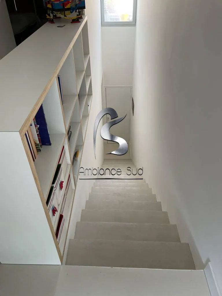 Revêtement en béton ciré beige gris pour un escalier