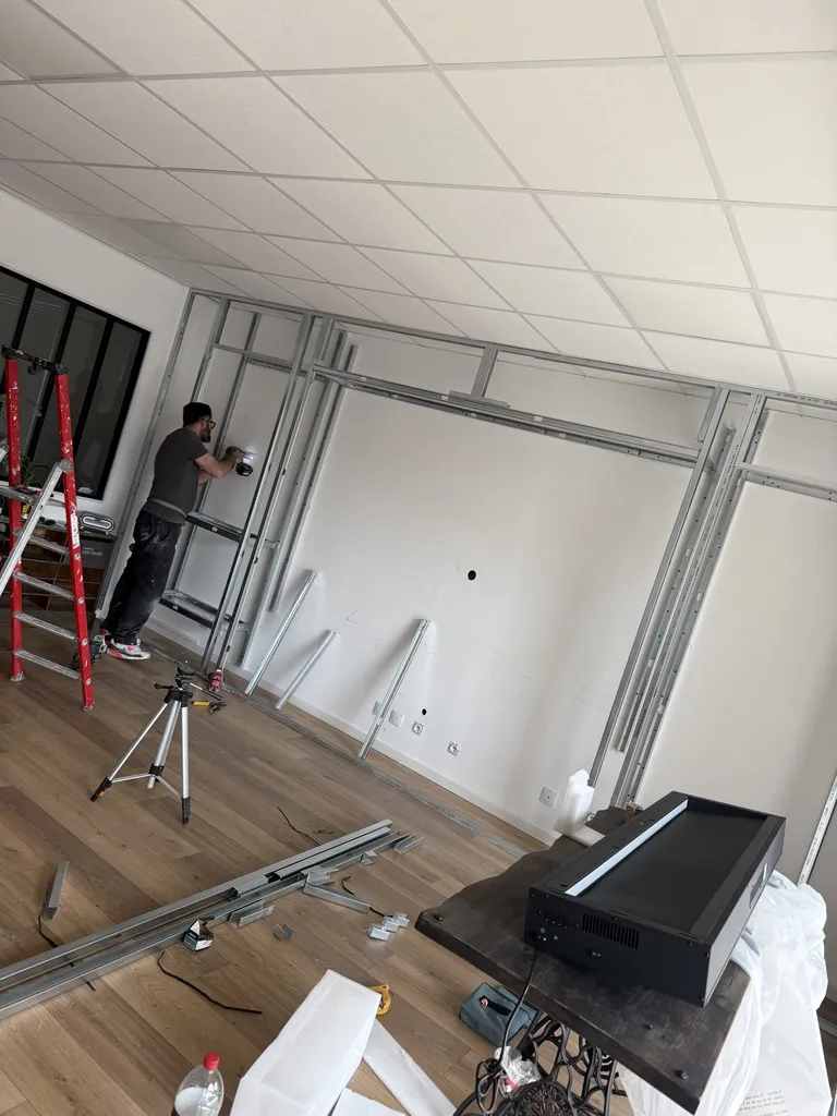 Ravalement façade maison avec traitement fissures et enduit projeté à Marseille et Bouches-du-Rhône durable et esthétique