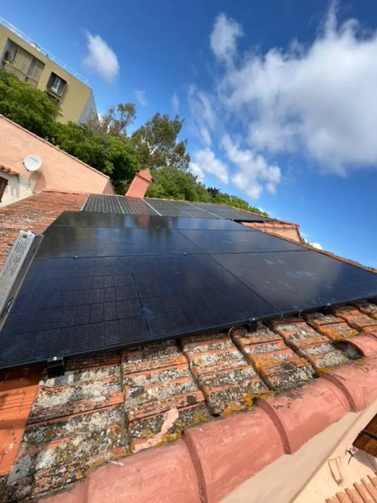 Rajout de 6 panneaux solaire TrinaSolar 425W sur un toiture de maison à La Ciotat dès 6 990€