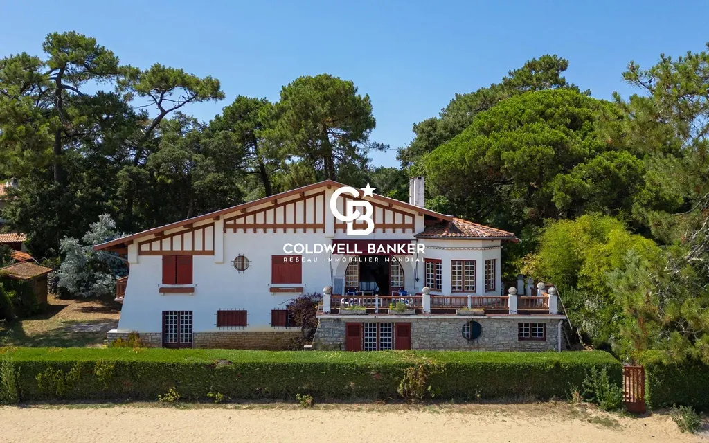 Villa d’architecte à vendre à Hossegor - première ligne sur le lac, parc paysager de 3 000 m² et tennis privé