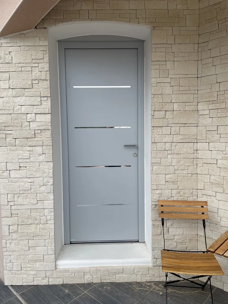 Installation d’une porte d’entrée aluminium RAL7035 à Lézignan-la-Cèbe dans l'hérauld 