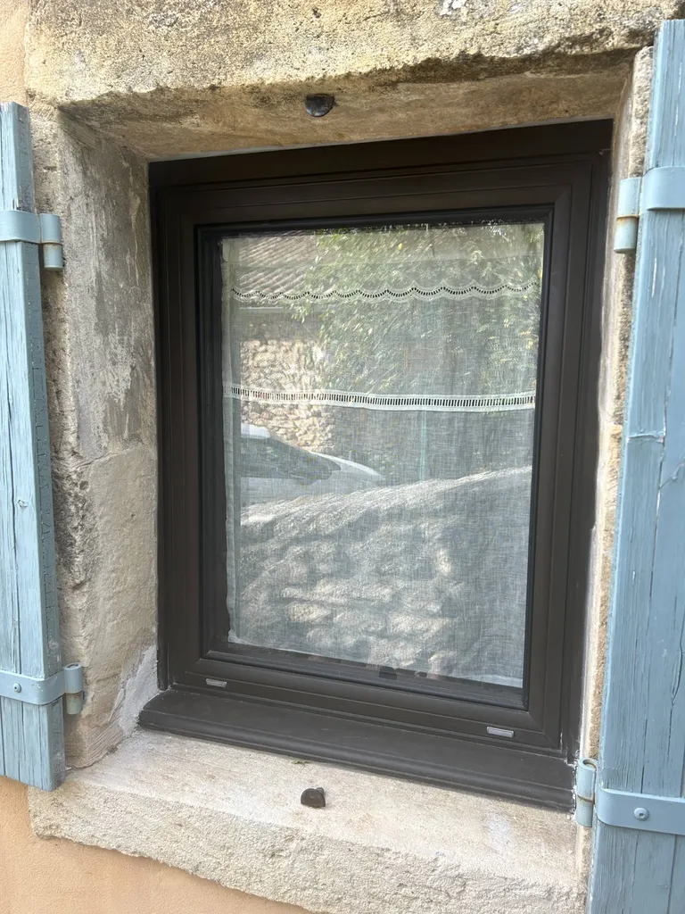 Remplacement d'anciennes menuiseries bois en aluminium à Gargas