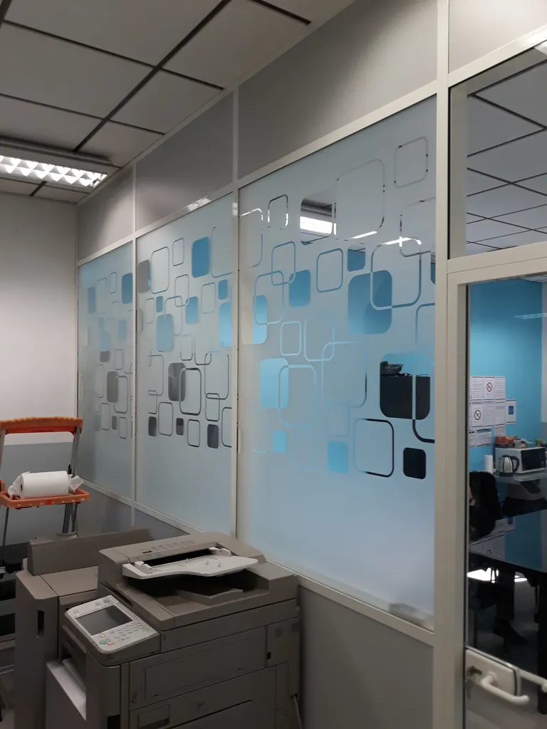 Vitrophanie dépoli blanc bandelettes , effet verre brisé pour open space cloison vitrées à Vitrolles – Communication visuelle soignée dans les Bouches-du-Rhône