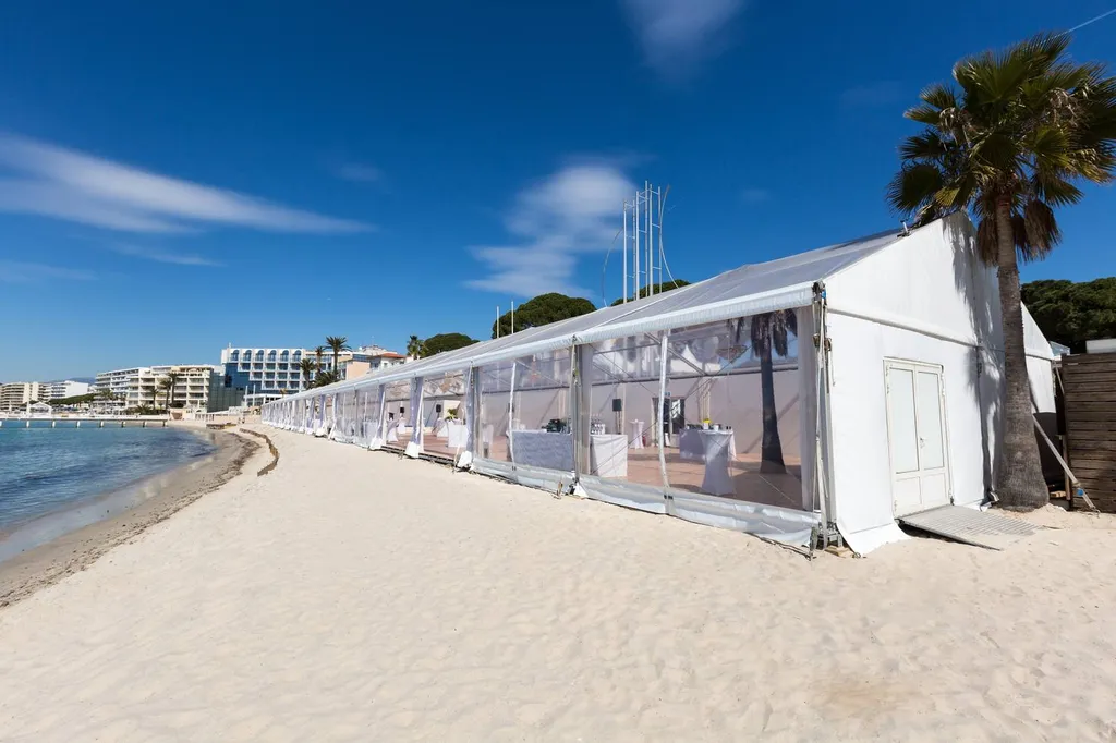 Installation d'une structure 10*100m en bord de mer à Juan-les-Pins dans les Alpes-Maritimes près de Nicepour un séminaire d'entreprise