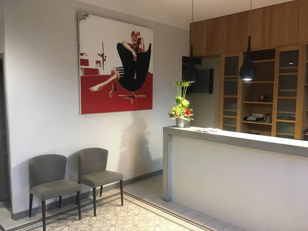 hall d'entrée et banque d'accueil en béton à Salon de Provence