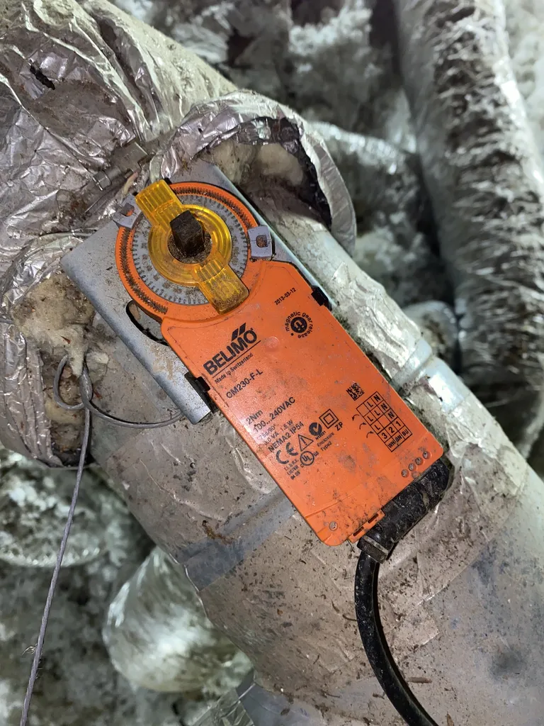 Registre motorisé Belimo avant d'être remplacer par un nouveau par l'équipe PROXICLIM Aix-en-Provence