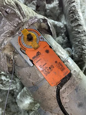 Registre motorisé Belimo avant d'être remplacer par un nouveau par l'équipe PROXICLIM Aix-en-Provence