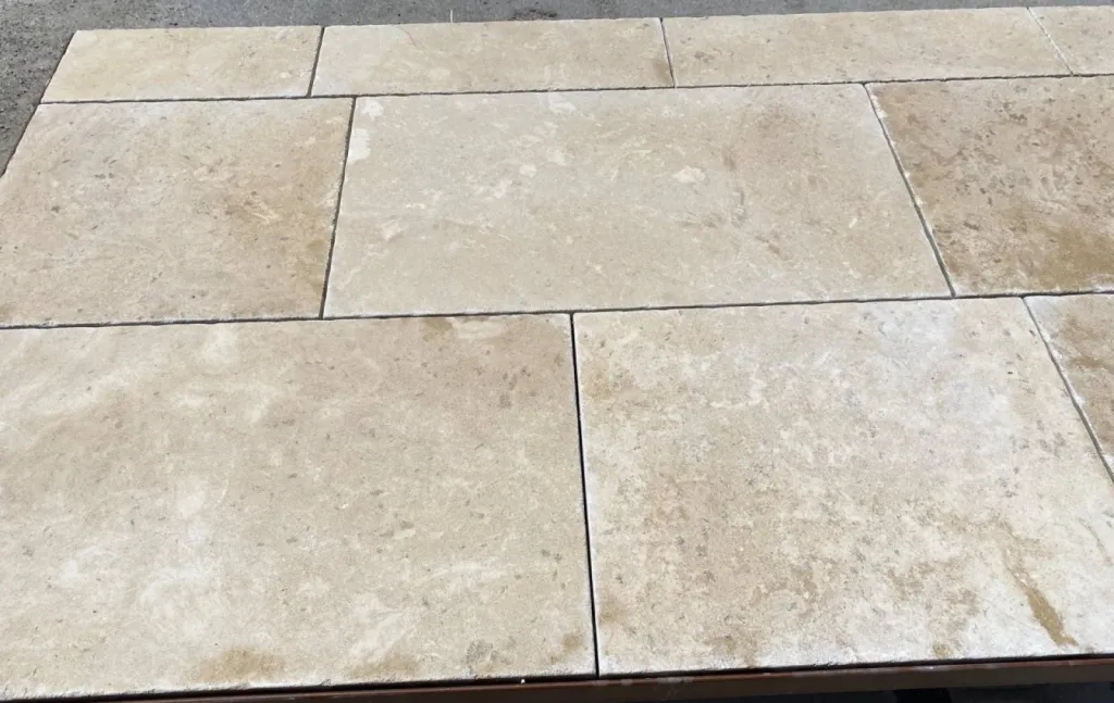 Pierre de Dordogne doré clair, Montagnac B1 foncé pour dallage intérieur et extérieur. Bordeaux