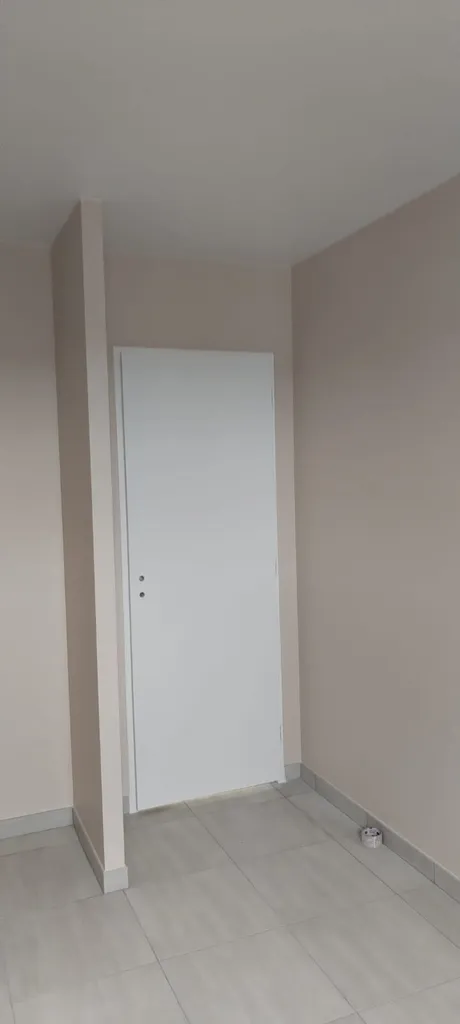 Pavillon neuf de plein pied finition velours au pistolet airless avec ces murs de couleurs près d' ÉVREUX 