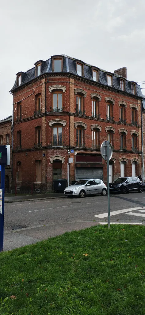 A acheter immeuble avec 3 appartements et 2 maisons sur ma commune d'ELBEUF 76500