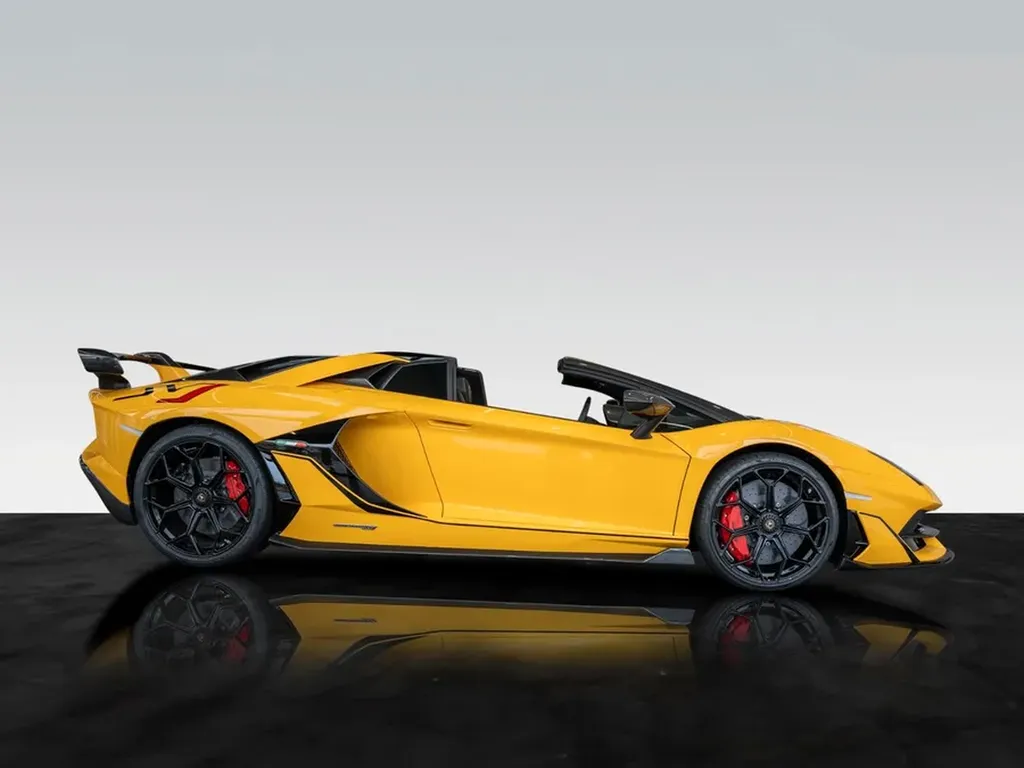 Vue latérale d’une Lamborghini Aventador SVJ Roadster décapotée à Bordeaux, mettant en valeur son allure sportive, ses lignes aérodynamiques et son caractère ultra exclusif.