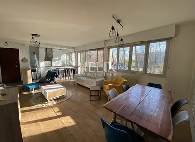 Vue d'ensemble pièce de vie lumineuse et agréable 