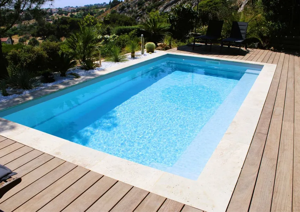 jardin avec piscine et terasse planche