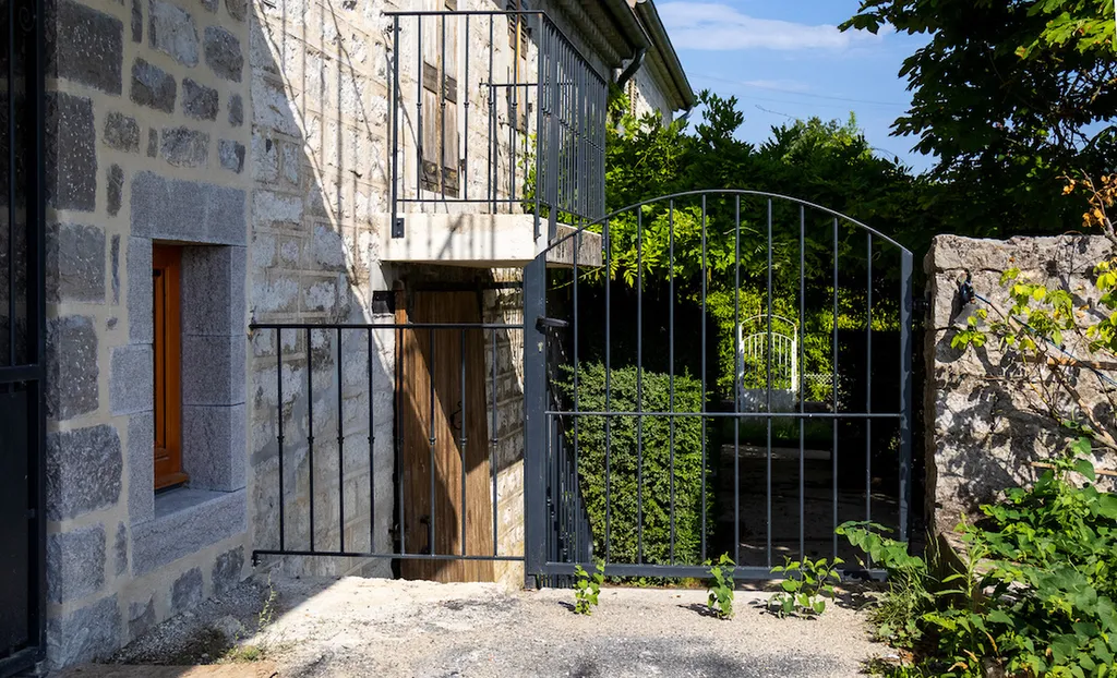 Portillon et garde-corp en fer pour sécuriser et embellir cette magnifique demeure ardéchoise de caractère.